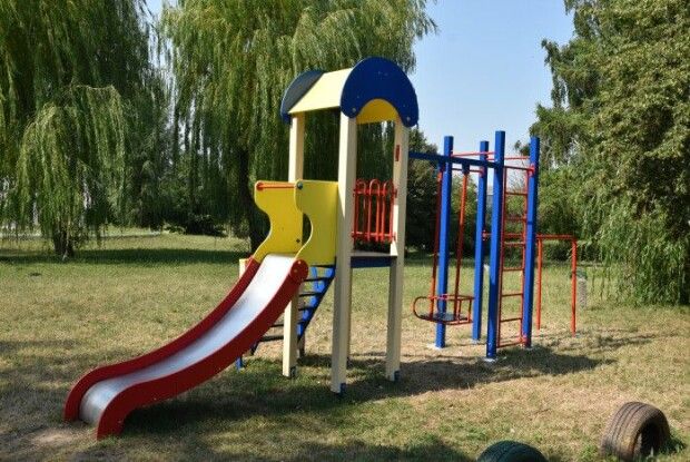 У Боголюбах з'явився сучасний дитячий майданчик (Фото)