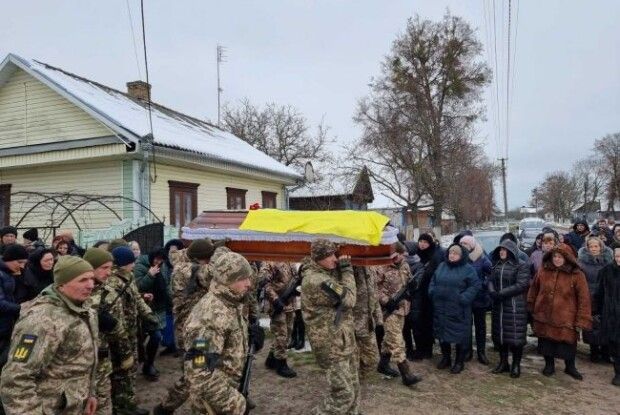Залишилося двоє синів: на Рівненщині попрощалася із 39-річним Героєм (Фото)