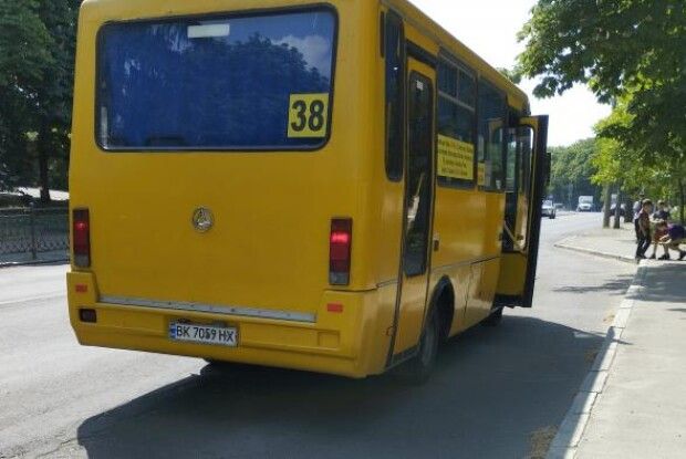 У Рівному водія, який образив маму загиблого Героя, звільнили з роботи