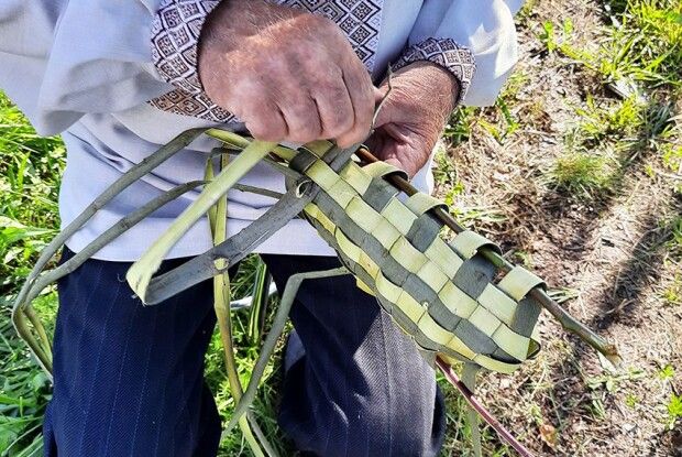 Дід Митрофан із Камінь-Каширщини плете постоли
