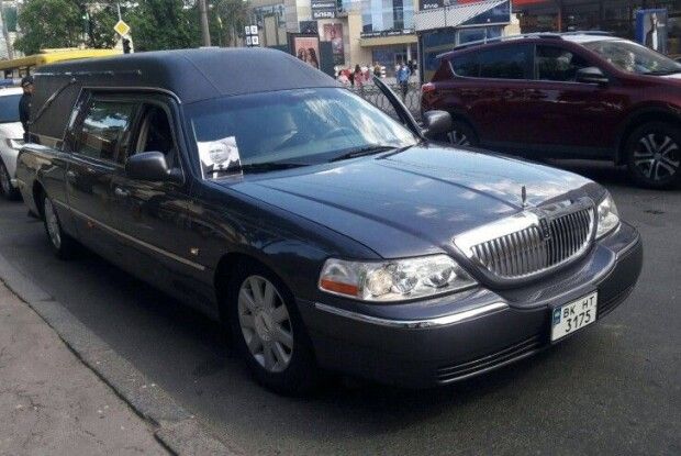 Вулицями Рівного їздив катафалк із портретом путіна