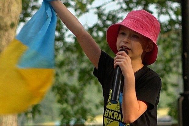 8-річний хлопчик співом заробив для ЗСУ понад 100 тисяч (Відео)