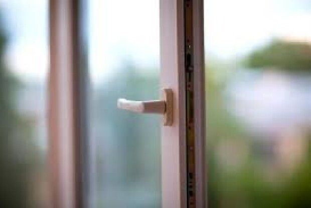 Чоловік викинув дружину з четвертого поверху, а вона вижила