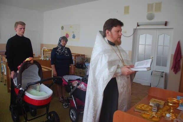 Мати загиблого під Волновахою бійця стала хресною для трьох малюків з будинку дитини (фото)