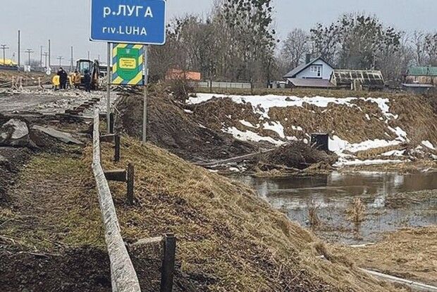 На Волині 5 будівельників упали в річку Луга із 7-метрової висоти. Деталі надзвичайної ситуації