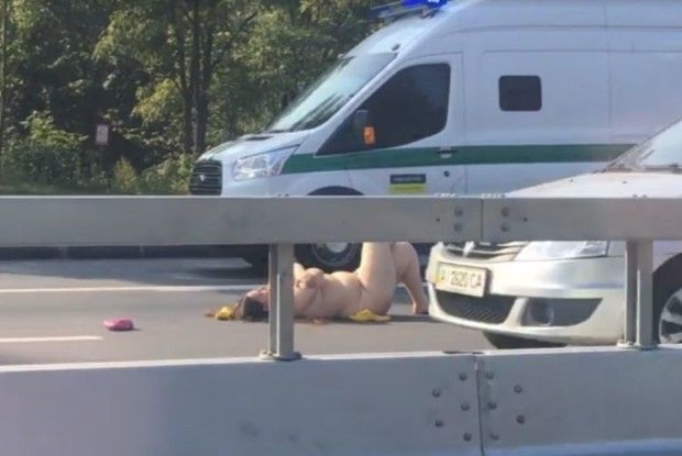 У Києві гола панянка вмостилась посеред проспекту, паралізувавши рух (відео)
