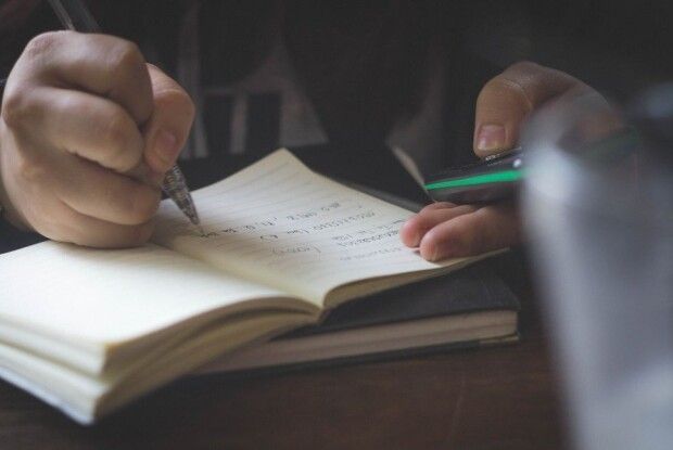 Школяр до синців побив вчительку через те, що та забрала у нього смартфон