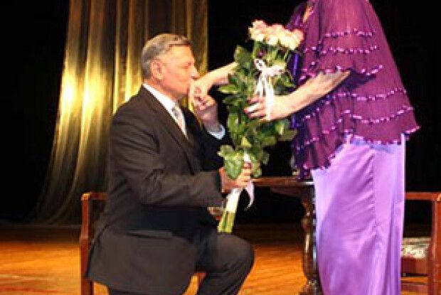 ВІКНО РУБРИКИ: міський голова став перед акторкою на коліно