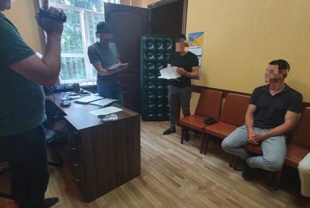 Шантажував «записами» розмов про вбивство депутата — співробітника СБУ впіймали на хабарі