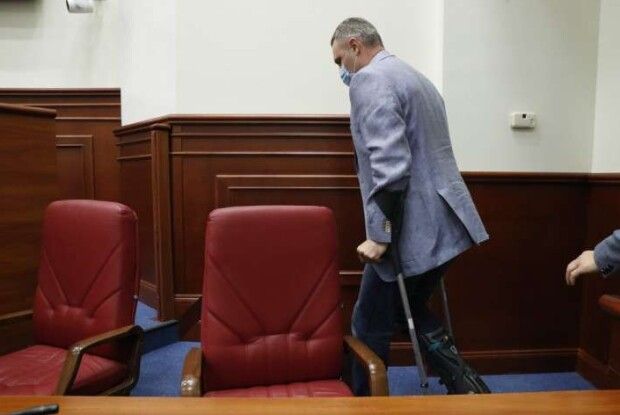  «Можу накостиляти»: Кличко прийшов на засідання Київради на милицях 