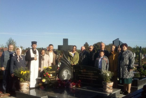 На Волині батьки загиблого Героя АТО Сергія Феоктистова дякували школярам за концерт пам’яті сина цукерками