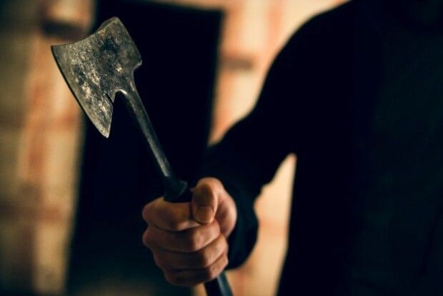 Засудили волинянина, який з сокирою вдерся до пенсіонерки