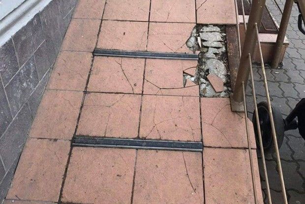 У самісінькому центрі Луцька виявили сходи-ноголомаки-лоборозбиваки (фото)
