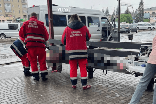 На Волині пенсіонерка померла на зупинці, попри зусилля медиків