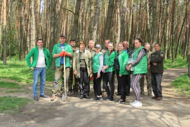 На Волині влаштували генеральне прибирання у старезному сосновому лісі (Фото)