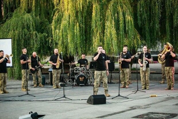 У центрі Луцька відбувся бомбезний концерт військового оркестру (Відео)
