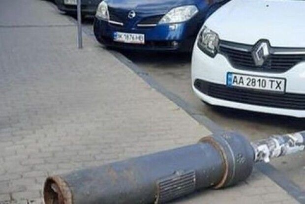 У Костополі електричний стовп упав на припарковане авто (Фото)