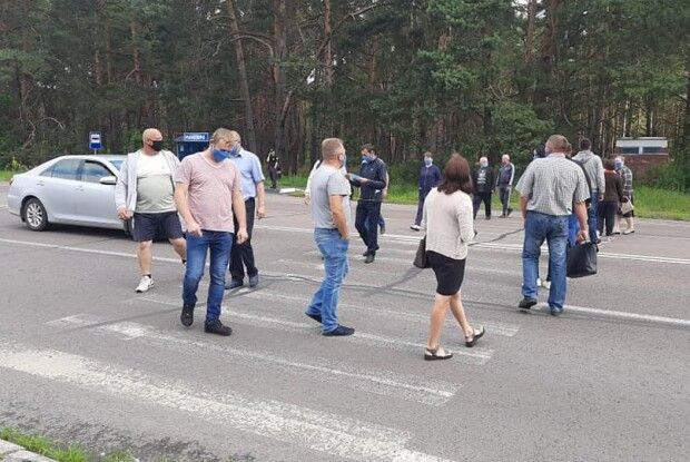 Маневиччани перекрили дві дороги