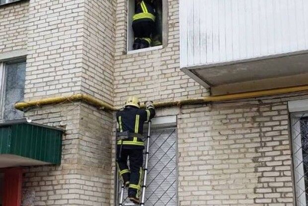 Волинські рятувальники лазили на другий поверх, щоб врятувати дитя