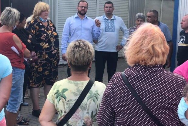 Ігор Поліщук з Григорієм Недопадом скупилися фруктами і овочами на ринку