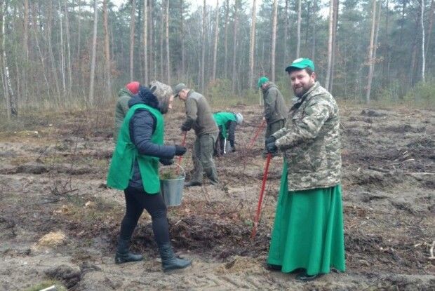 Священник і сам долучився до посадки дерев