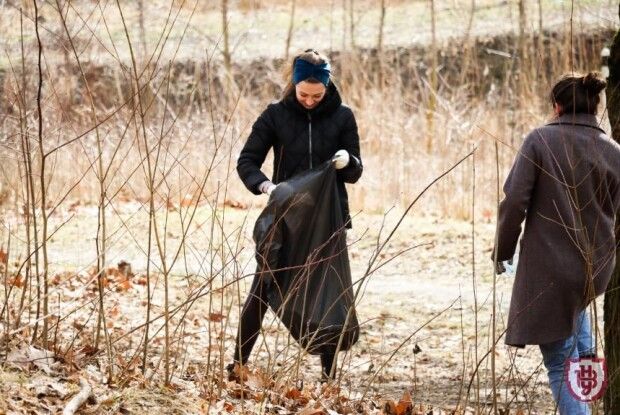 Луцькі студенти поприбирали ботанічний сад «Волинь»