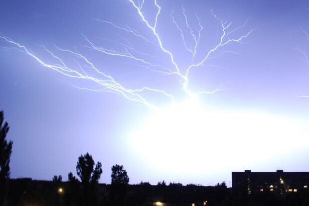 Грім і блискавку під час снігопаду помітили у Луцьку 