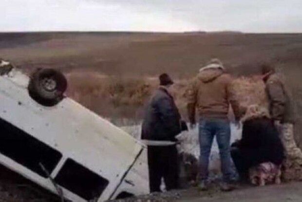 На трасі з'їхав у кювет та перевернувся пасажирський автобус