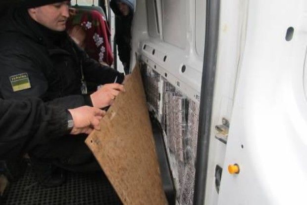 На кордоні Волині виявлено сховки контрабандних цигарок