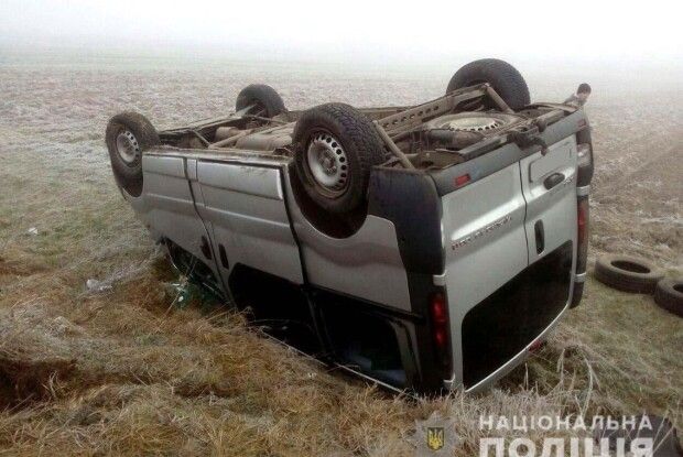 На Рівненщині мікровавтобус із п'ятьма пасажирами перевернувся на дах