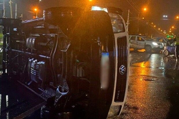 З'явилося відео моменту жахливої аварії у Луцьку, де перевернувся бус (ВІдео)