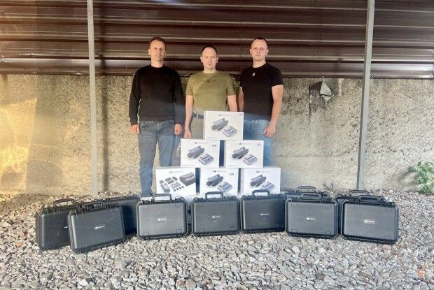 Волинські захисники з 14-ї та 100-ї бригад отримали чергову партію мавіків від земляків (Фото)