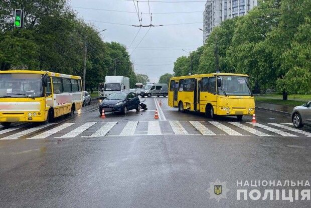 У Луцьку зіткнулися маршрутне таксі та легковик