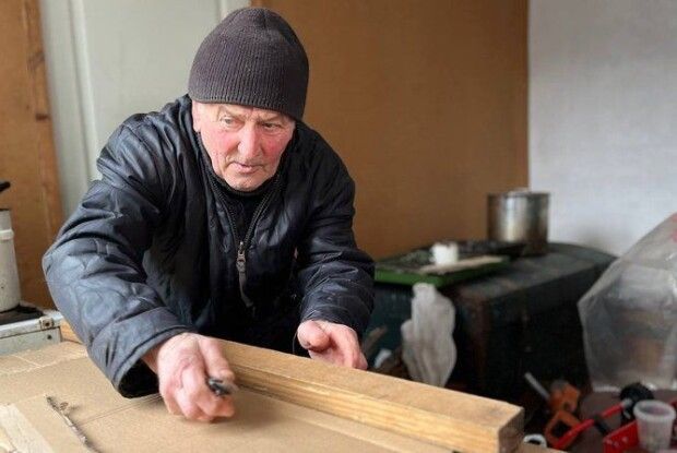 85-річний волонтер з Волині власноруч зробив понад тисячу окопних свічок (Відео)