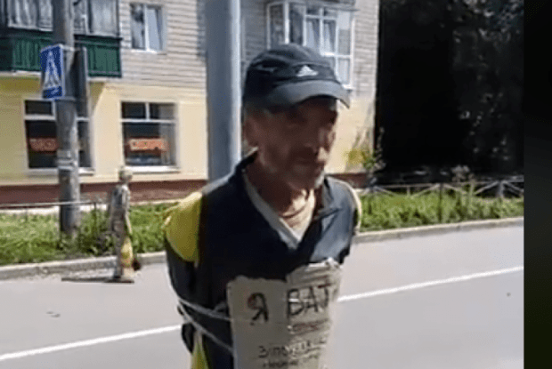У Чернігові чоловік попросив прив'язати його до стовпа і прикріпити до грудей табличку «Я ватник» 