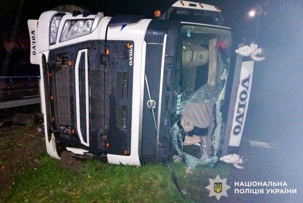 На Поліссі на трасі перекинулася вантажівка, водія діставали рятувальники