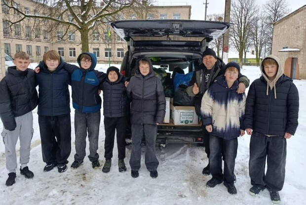 Команда вчителя з Волині Романа Франчука виготовила і передала на фронт вже 26 тисяч окопних свічок!