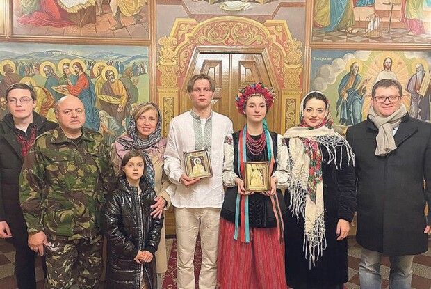 Дочка нардепа з чоловіком наступного дня після вінчання взяли в руки автомати (Фото)