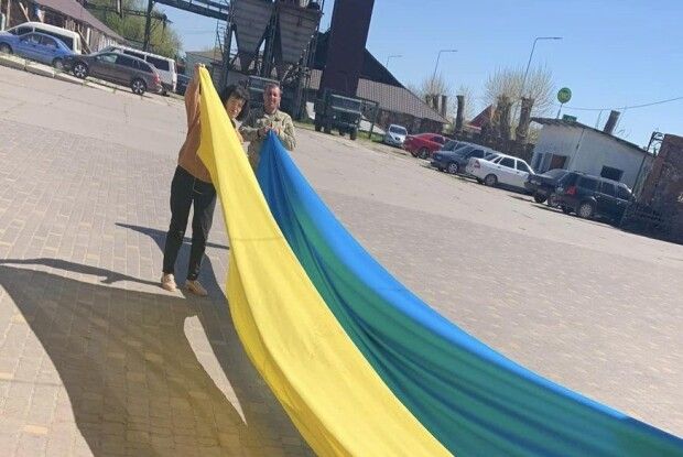 Французи передали синьо-жовту тканину на прапори