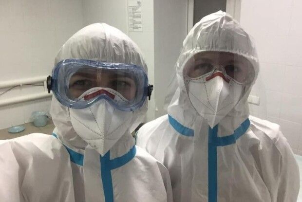 Педагоги нововолинської школи передали міській лікарні допомогу на 14 тисяч гривень