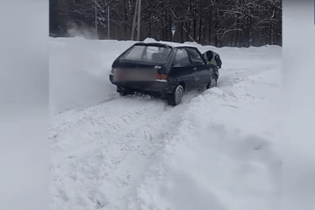 Волинські патрульні допомогли водію вибратися зі снігу (Відео)