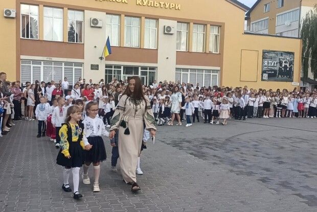 У найбільшій сільській школі Волині відлунав перший дзвоник