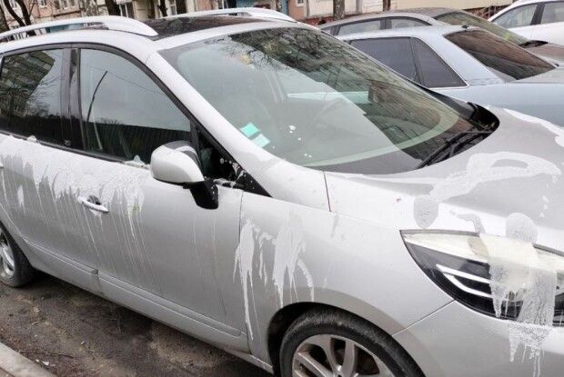 У Рівному кислотою облили машину організатора спідвейних гонок (Фото)