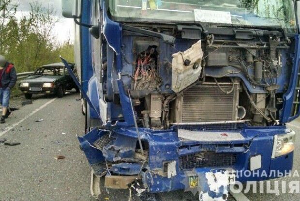 На Рівненщині під час моторошної ДТП вантажівка «Renault Premium» перетворила на купу металобрухту «ВАЗ 2109» (Фото)