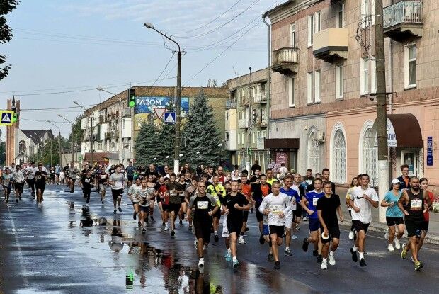 Близько 400 нововолинців взяли участь у благодійному забігу «Шаную воїнів, біжу за Героїв України» (Фото)