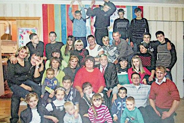 Подружжя виховало 46 дітей і вже 49 разів ставало бабусею та дідусем