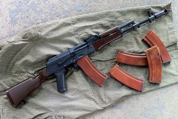 Волинянин влаштував на площі торгівлю магазинами до автомата і нецензурно лаявся