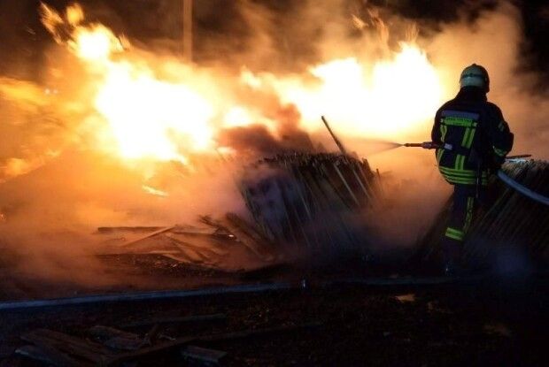 На Волині вночі горіла пилорама