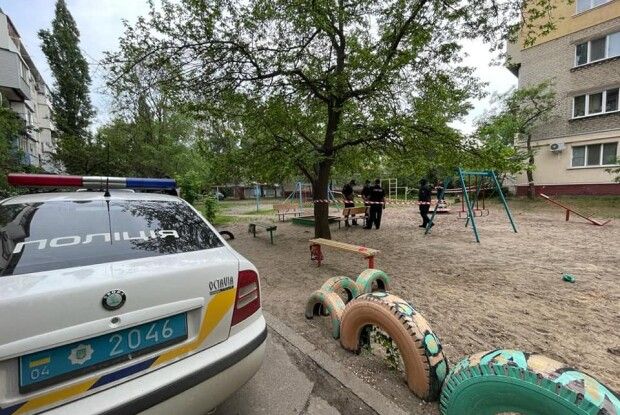 На Луганщині на дитячому майданчику підірвалася 9-річна дівчинка