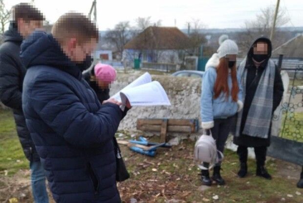 Мати знімала своїх маленьких дітей в порно
